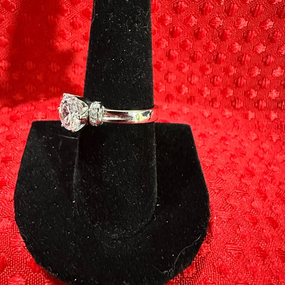 Costume Jewelry Ring. Size 9. - Picture 3 of 3